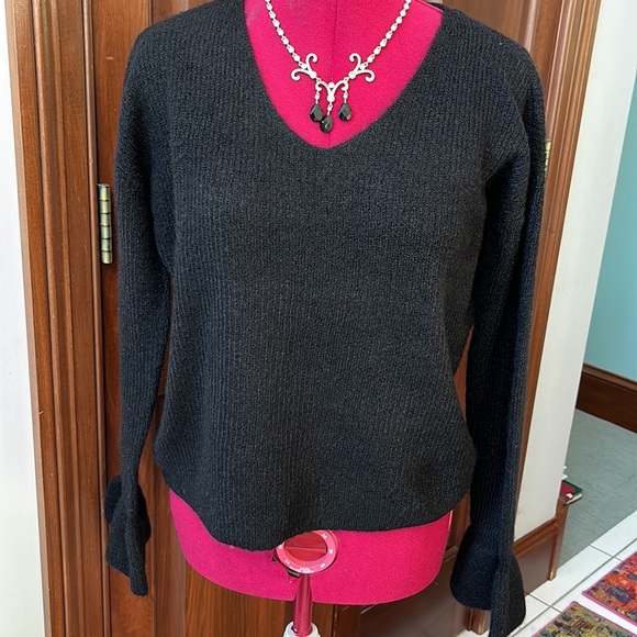 Vero Moda  NWT  Simone V-neck Ruffle Blouse   Long sleeve. Bell at ends  Size XS - Picture 1 of 11